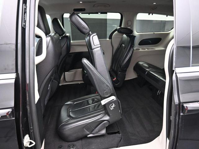 Photo of 2022 Brilliant Black Crystal Pearlcoat Chrysler Pacifica