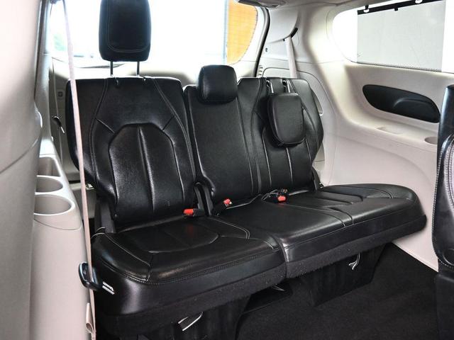 Photo of 2022 Brilliant Black Crystal Pearlcoat Chrysler Pacifica