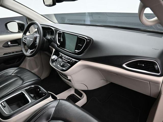 Photo of 2022 Brilliant Black Crystal Pearlcoat Chrysler Pacifica