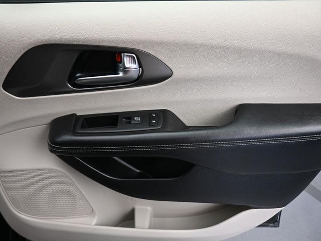 Photo of 2022 Brilliant Black Crystal Pearlcoat Chrysler Pacifica