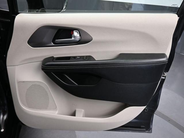 Photo of 2022 Brilliant Black Crystal Pearlcoat Chrysler Pacifica