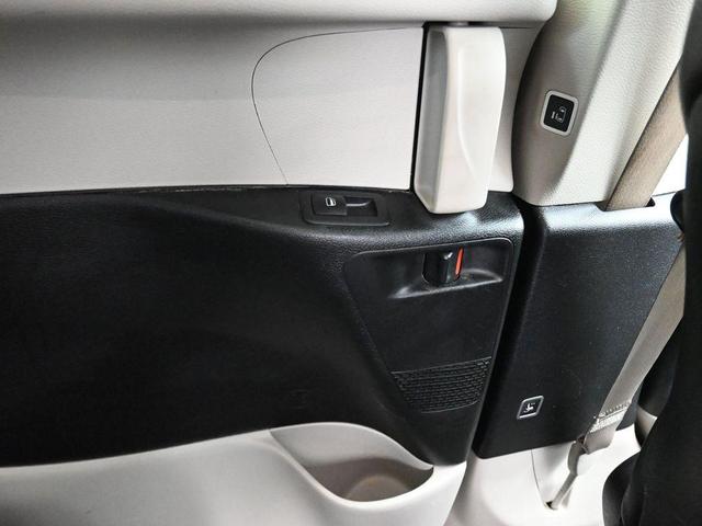 Photo of 2022 Brilliant Black Crystal Pearlcoat Chrysler Pacifica