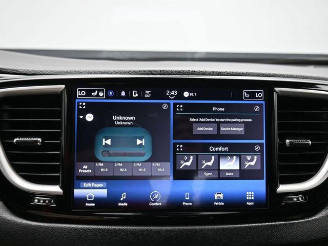Photo of 2022 Brilliant Black Crystal Pearlcoat Chrysler Pacifica