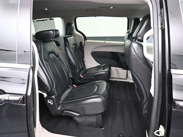 Photo of 2022 Brilliant Black Crystal Pearlcoat Chrysler Pacifica