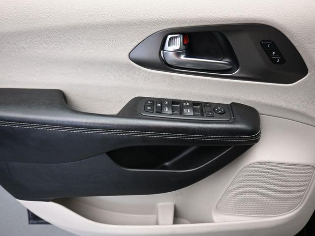 Photo of 2022 Brilliant Black Crystal Pearlcoat Chrysler Pacifica