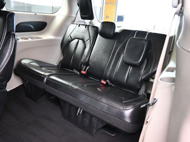 Photo of 2022 Brilliant Black Crystal Pearlcoat Chrysler Pacifica