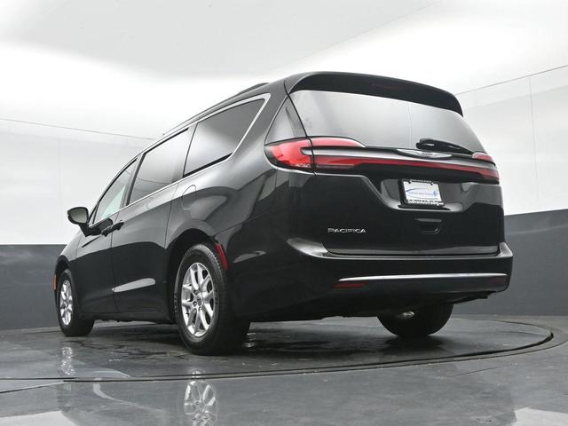 Photo of 2022 Brilliant Black Crystal Pearlcoat Chrysler Pacifica