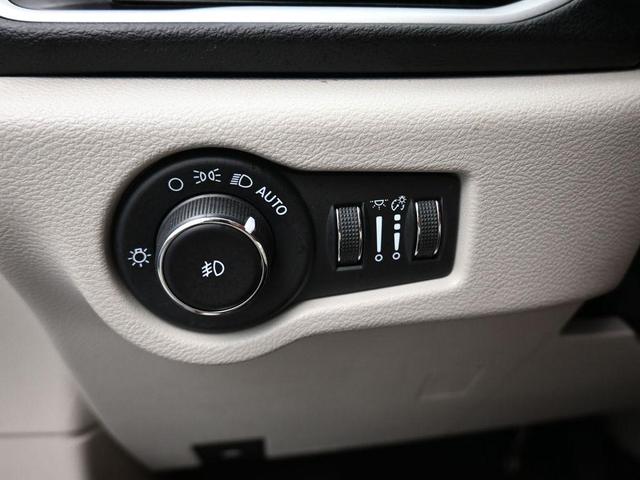 Photo of 2022 Brilliant Black Crystal Pearlcoat Chrysler Pacifica
