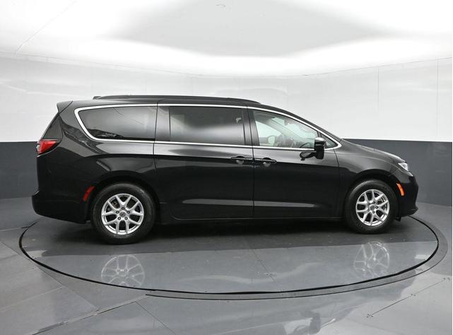 Photo of 2022 Brilliant Black Crystal Pearlcoat Chrysler Pacifica
