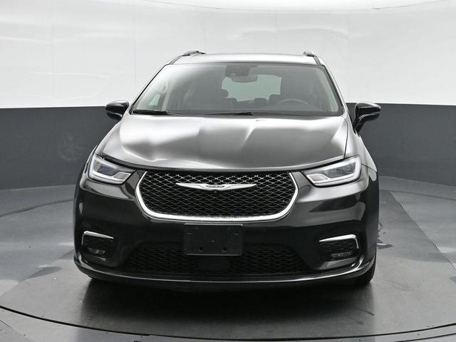 Photo of 2022 Brilliant Black Crystal Pearlcoat Chrysler Pacifica