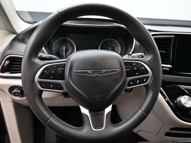 Photo of 2022 Brilliant Black Crystal Pearlcoat Chrysler Pacifica
