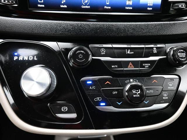 Photo of 2022 Brilliant Black Crystal Pearlcoat Chrysler Pacifica