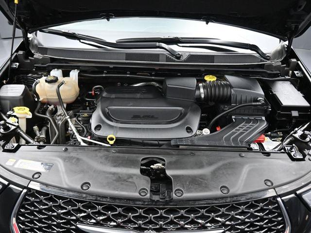 Photo of 2022 Brilliant Black Crystal Pearlcoat Chrysler Pacifica
