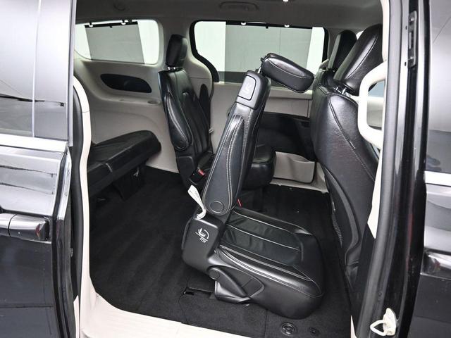 Photo of 2022 Brilliant Black Crystal Pearlcoat Chrysler Pacifica
