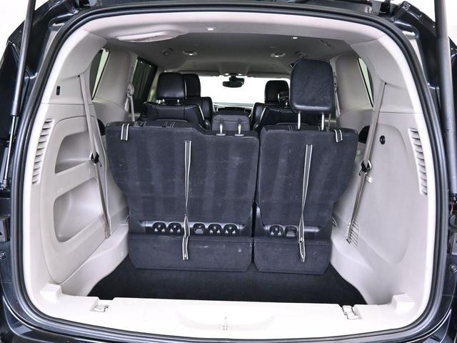Photo of 2022 Brilliant Black Crystal Pearlcoat Chrysler Pacifica