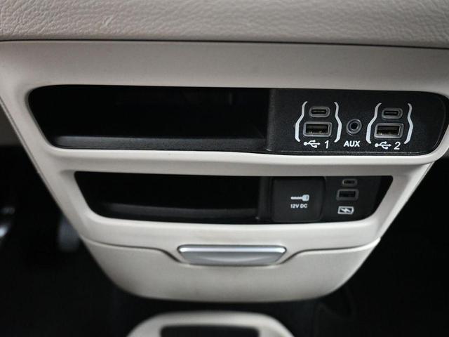 Photo of 2022 Brilliant Black Crystal Pearlcoat Chrysler Pacifica