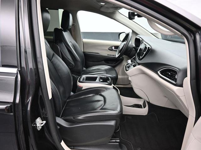 Photo of 2022 Brilliant Black Crystal Pearlcoat Chrysler Pacifica