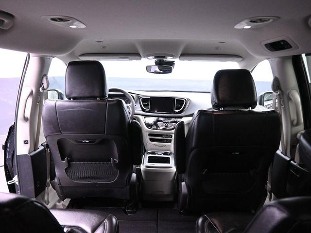 Photo of 2022 Brilliant Black Crystal Pearlcoat Chrysler Pacifica