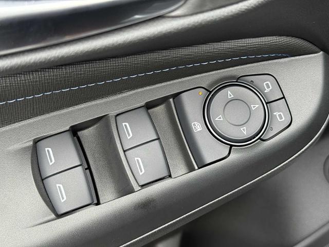 Photo of 2025 Summit White Buick Envista