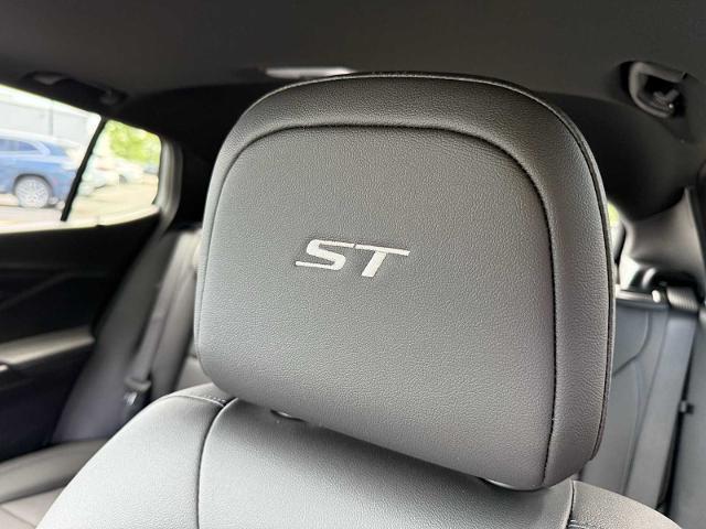 Photo of 2025 Summit White Buick Envista
