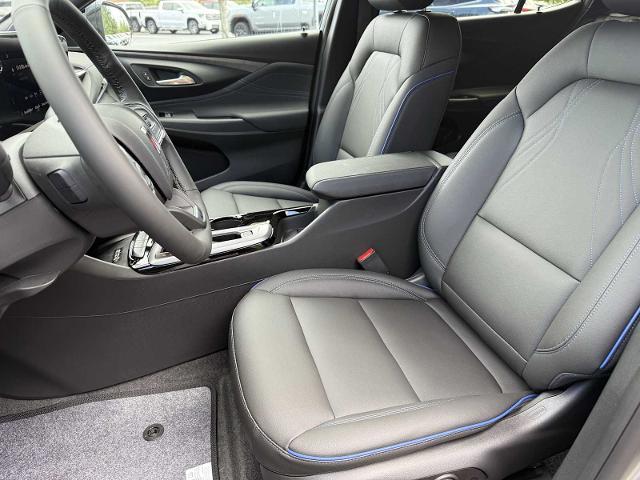 Photo of 2025 Summit White Buick Envista