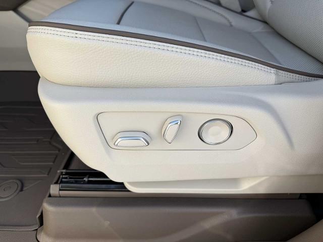 Photo of 2025 White Frost Tricoat GMC Yukon