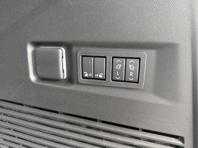 Photo of 2025 White Frost Tricoat GMC Yukon