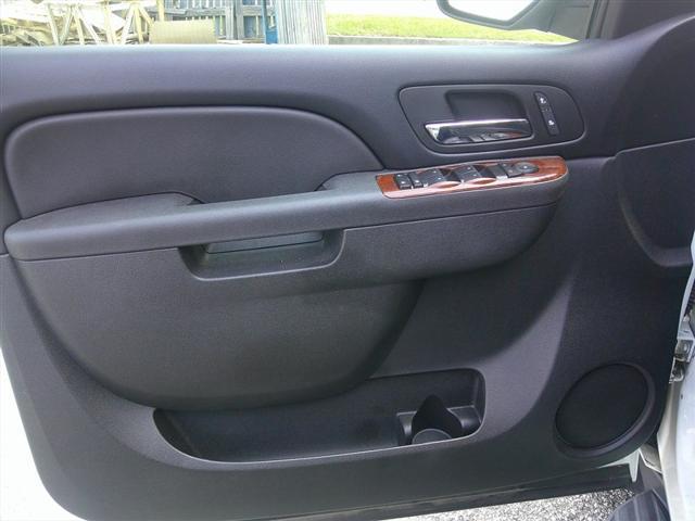 Photo of 2014 Summit White Chevrolet Suburban