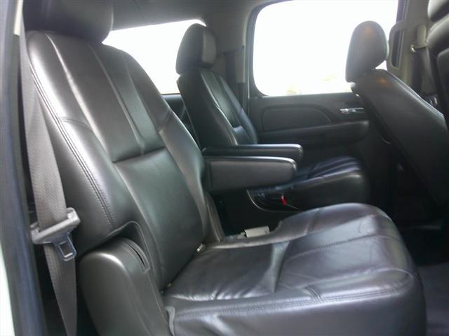 Photo of 2014 Summit White Chevrolet Suburban