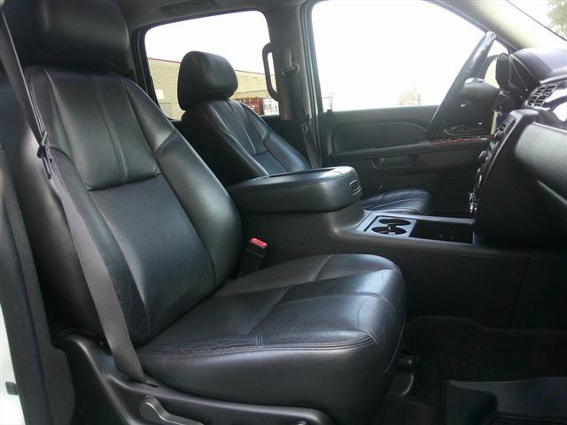 Photo of 2014 Summit White Chevrolet Suburban