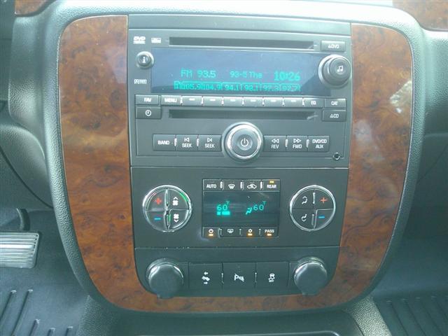 Photo of 2014 Summit White Chevrolet Suburban