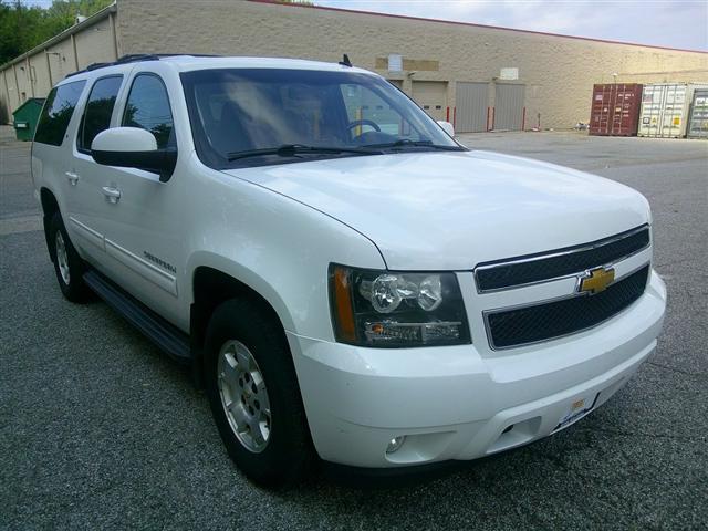 Photo of 2014 Summit White Chevrolet Suburban