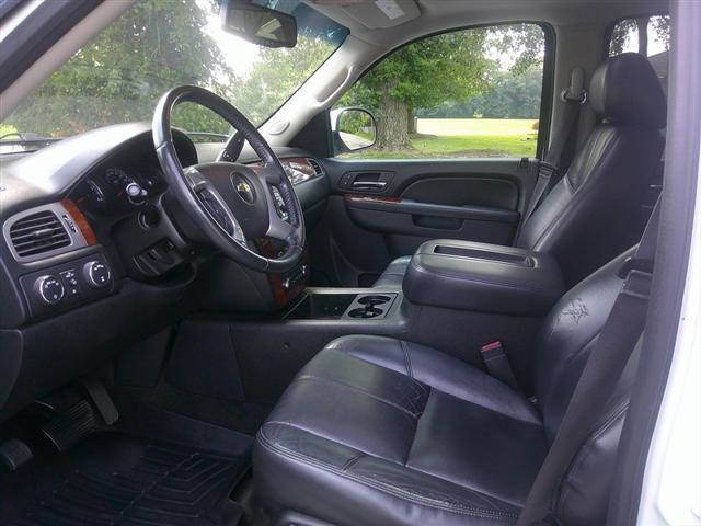 Photo of 2014 Summit White Chevrolet Suburban