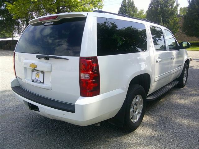Photo of 2014 Summit White Chevrolet Suburban
