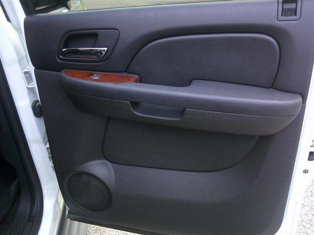 Photo of 2014 Summit White Chevrolet Suburban