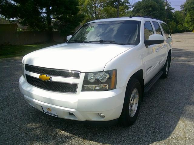 Photo of 2014 Summit White Chevrolet Suburban