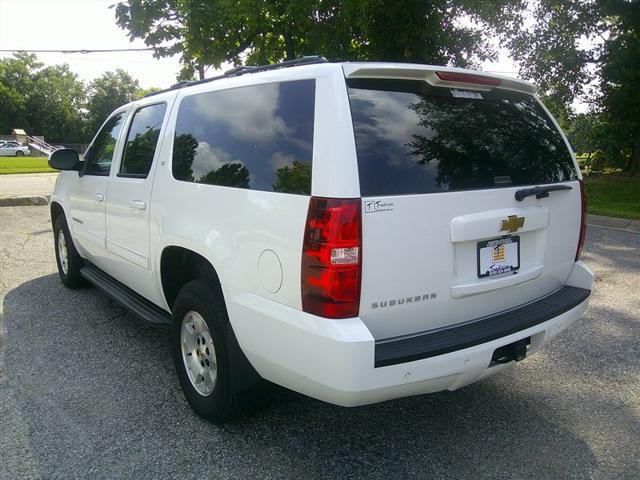 Photo of 2014 Summit White Chevrolet Suburban