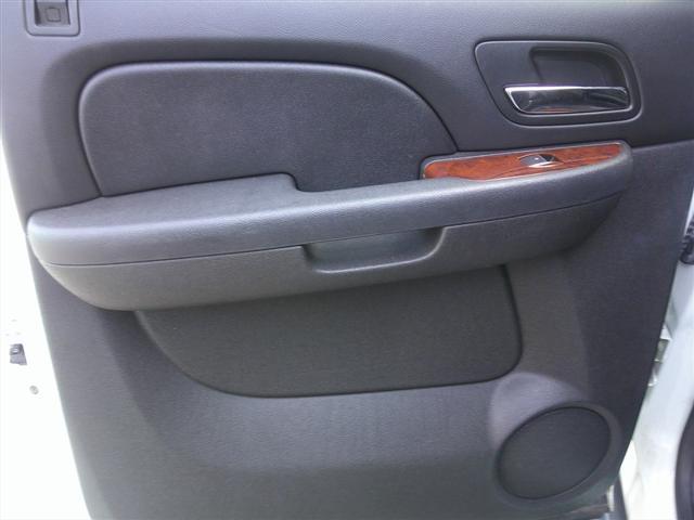 Photo of 2014 Summit White Chevrolet Suburban