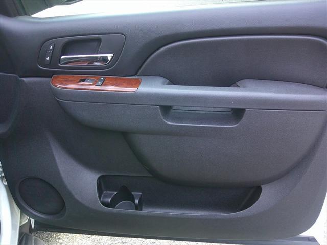 Photo of 2014 Summit White Chevrolet Suburban