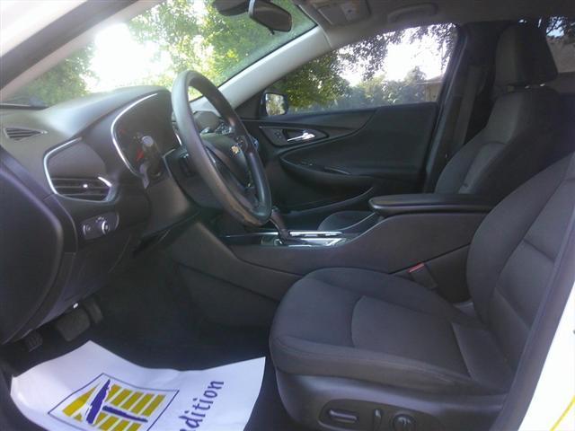 Photo of 2019 WHITE Chevrolet Malibu