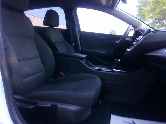 Photo of 2019 WHITE Chevrolet Malibu
