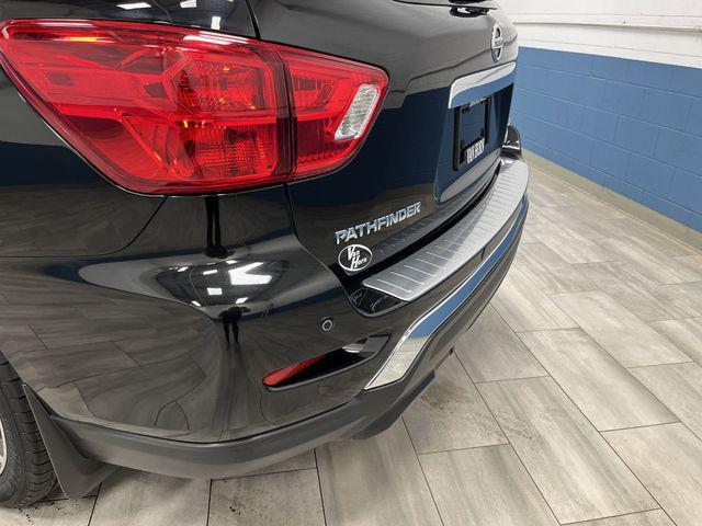 Photo of 2020 Magnetic Black Pearl Nissan Pathfinder