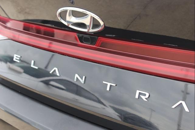 Photo of 2023 Onyx Black Hyundai ELANTRA