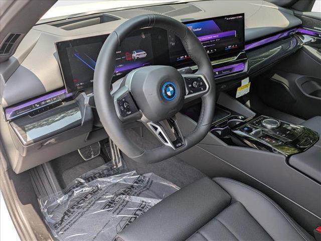 Photo of 2025 Alpine White BMW i5