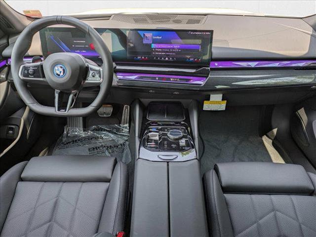 Photo of 2025 Alpine White BMW i5