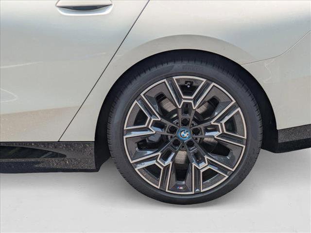 Photo of 2025 Alpine White BMW i5