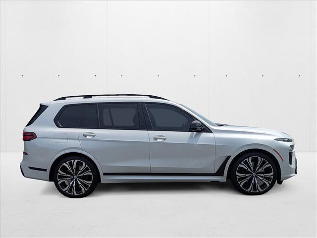 Photo of 2023 Mineral White Metallic BMW X7