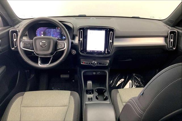 Photo of 2024 Gray Volvo XC40