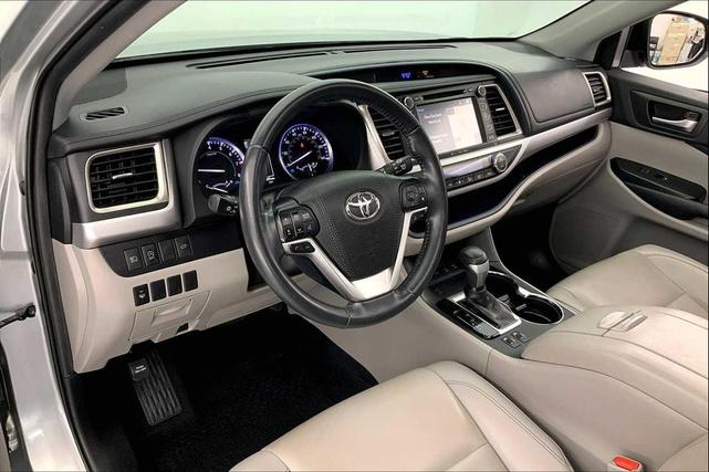 Photo of 2019 Celestial Silver Metallic Toyota Highlander