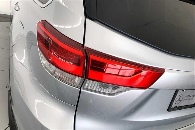 Photo of 2019 Celestial Silver Metallic Toyota Highlander